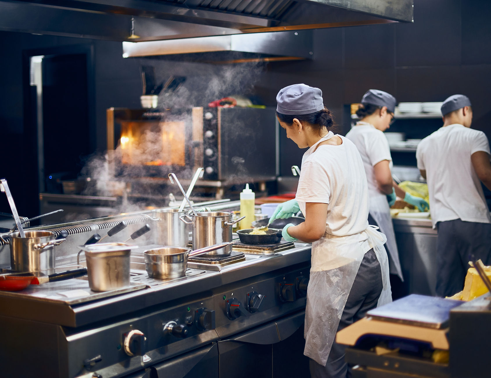 Cocina de restaurante con insumos frescos